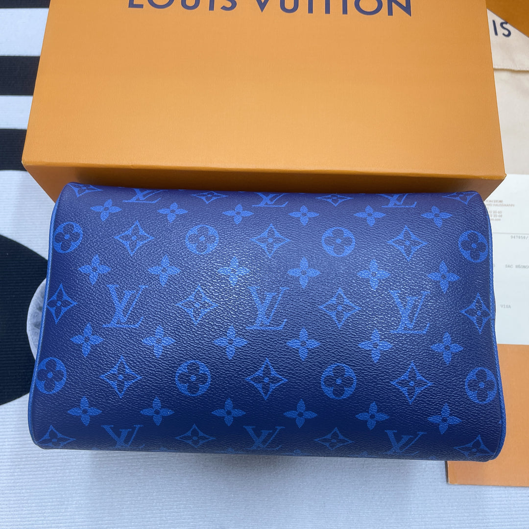 L&*V Pochette (28*16*13)