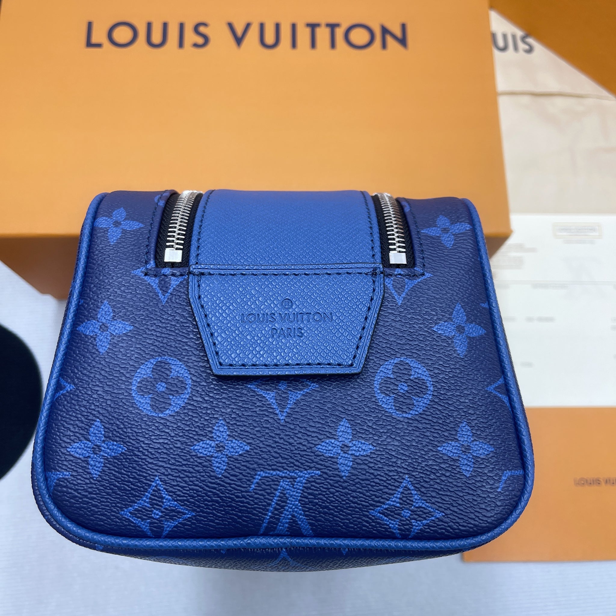L&*V Pochette (28*16*13)