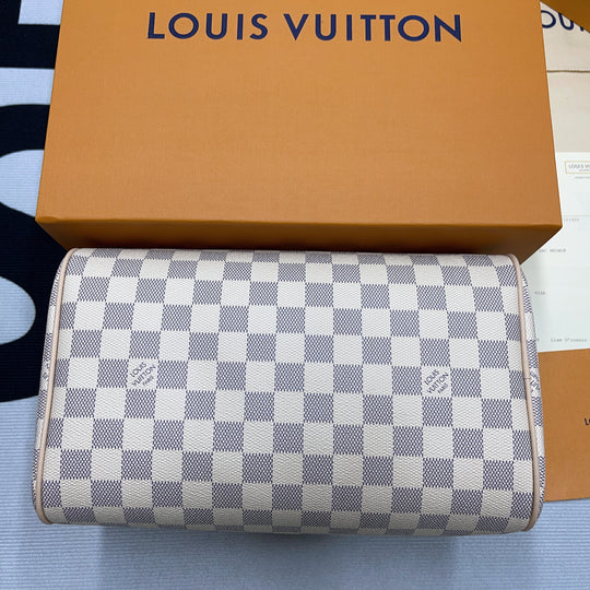 L&*V Pochette (28*16*13)