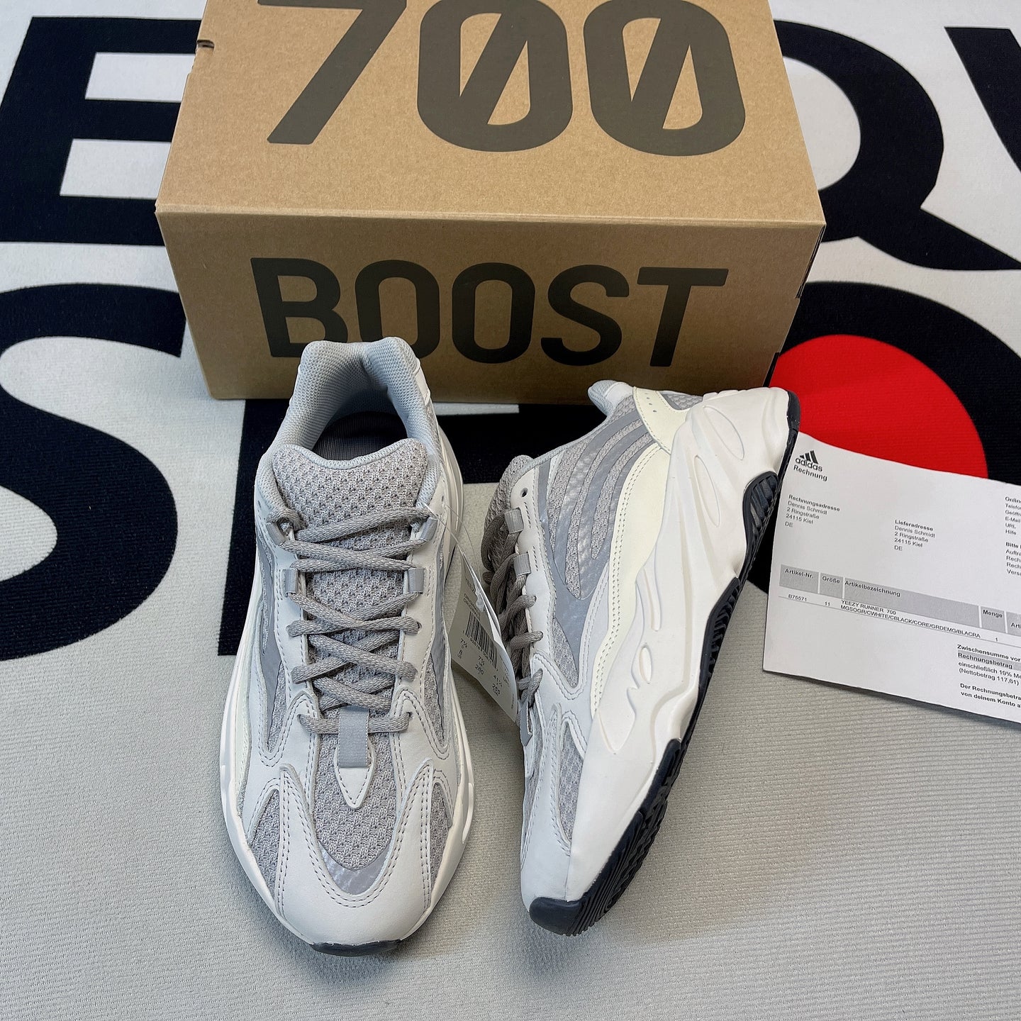 Y*ezy 700