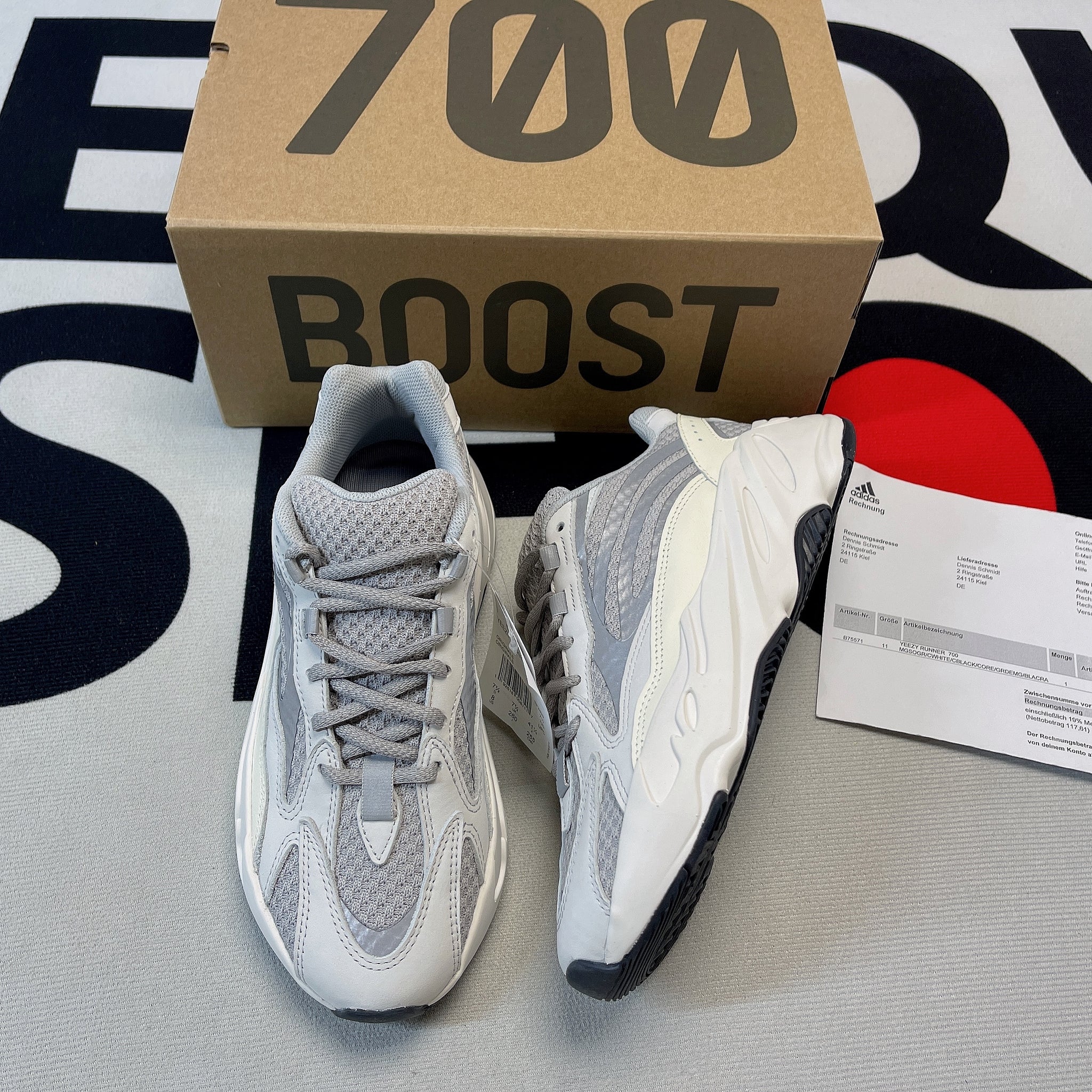 Y*ezy 700