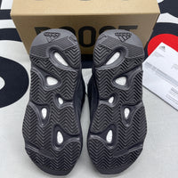 Y*ezy 700