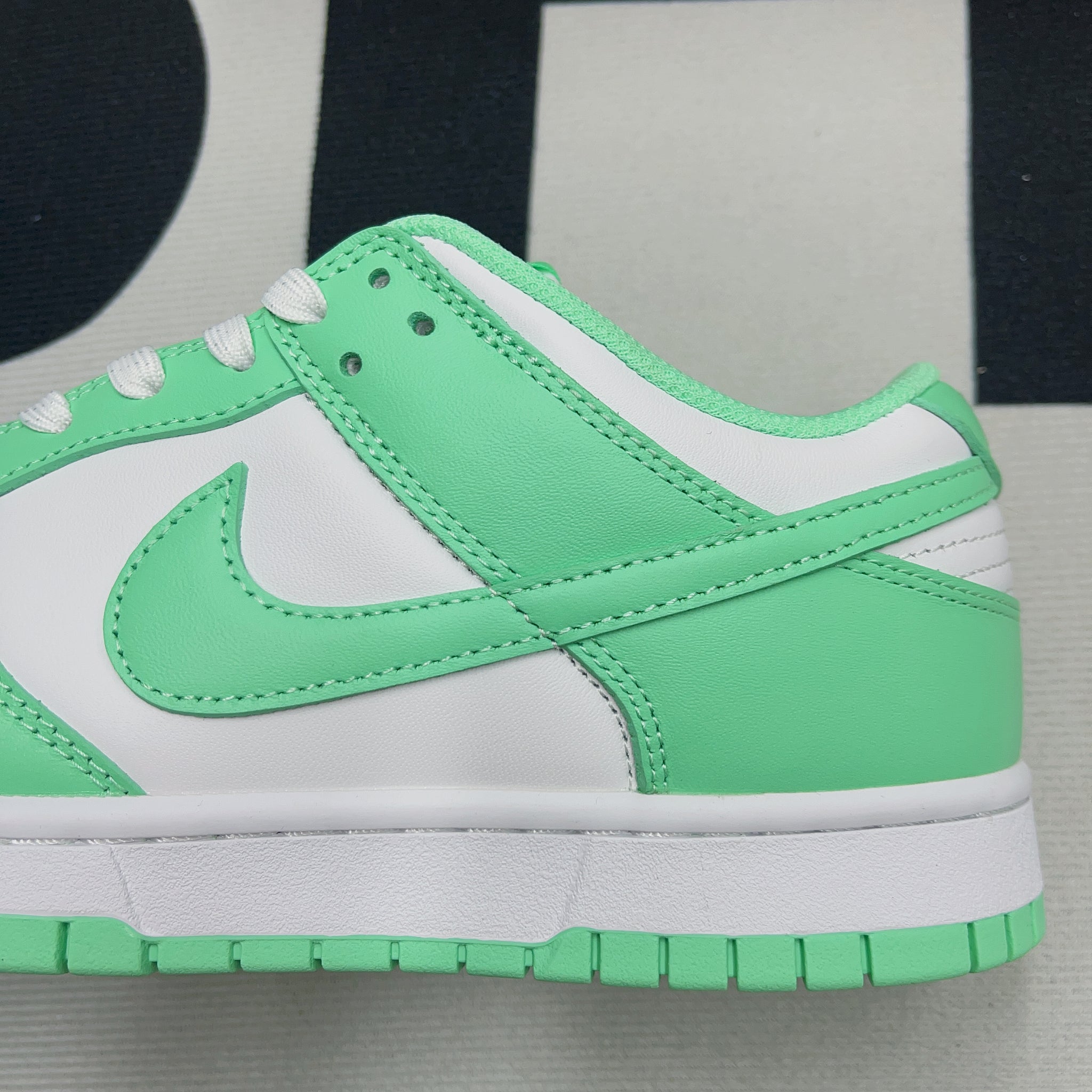 D*nk Low « Green Glow »
