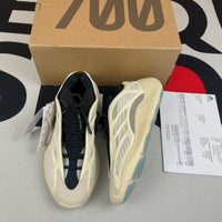 Y*ezy 700
