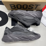 Y*ezy 700