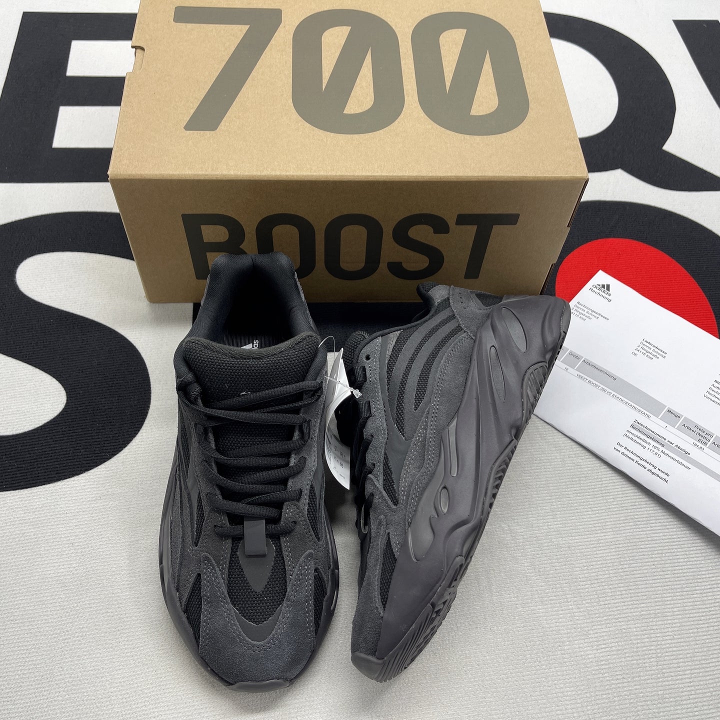 Y*ezy 700