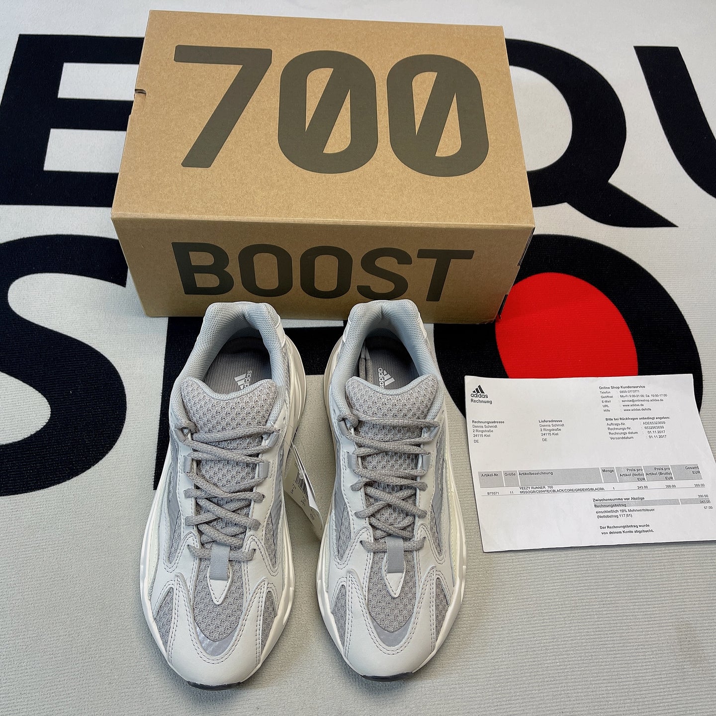Y*ezy 700