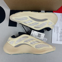 Y*ezy 700