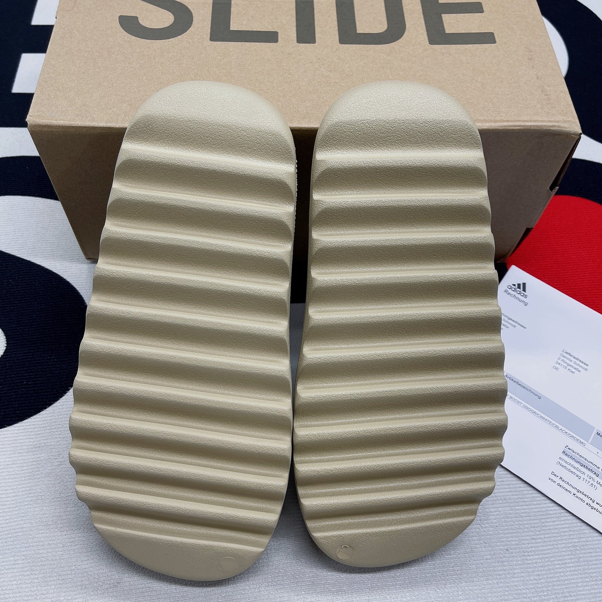 Y*ezy Slide